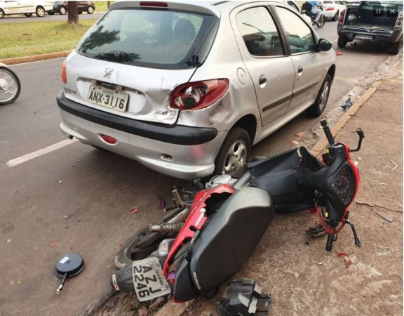 Motociclista fica ferido em acidente 2 acidente carro moto Motociclista fica ferido em acidente