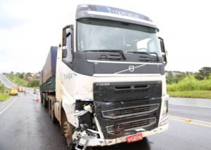 Chuva pode ter contribuído para morte de cantor gospel em acidente na rodovia 2 acidente caminhao Chuva pode ter contribuído para morte de cantor gospel em acidente na rodovia