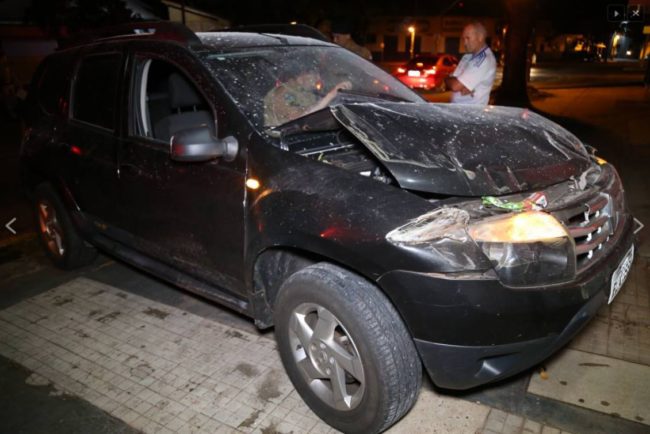 acidente carro Motorista derruba lixeira e invade residência em Maringá