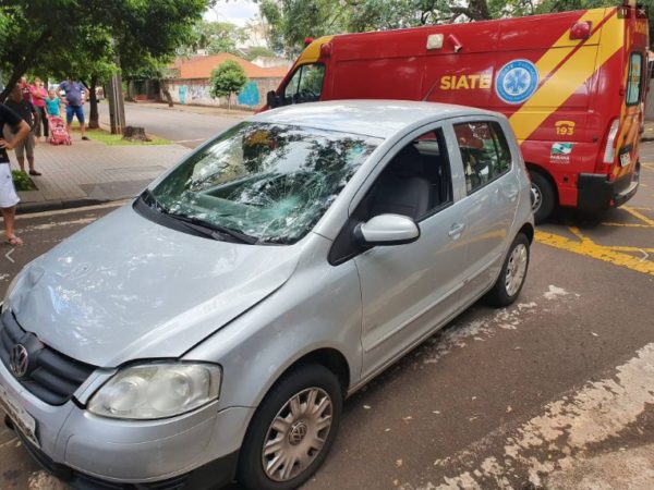 Motociclista sofre graves ferimentos ao ser atingido por carro que invadiu preferencial 2 acidente moto carro maringa Motociclista sofre graves ferimentos ao ser atingido por carro que invadiu preferencial