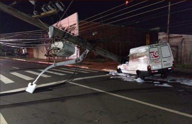 Jovem fica ferido após colidir picape em poste 2 acidente carlos Jovem fica ferido após colidir picape em poste