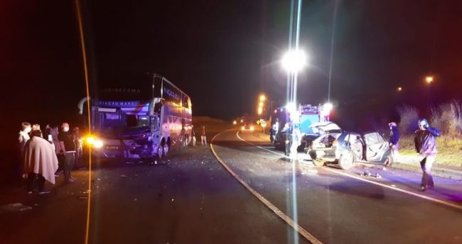 Jovem perde a vida ao colidir carro frontalmente contra ônibus 2 acidente onibus garcia Jovem perde a vida ao colidir carro frontalmente contra ônibus