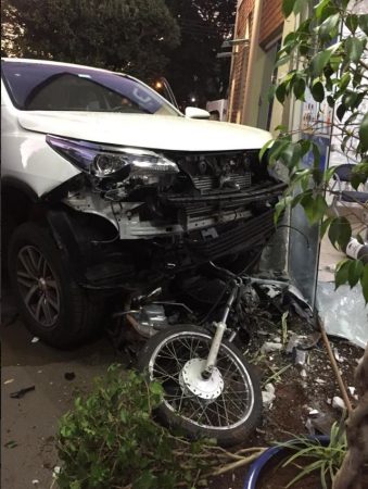 Veículo atropela casal em moto e invade hospital em Maringá 2 acidente hospital Veículo atropela casal em moto e invade hospital em Maringá