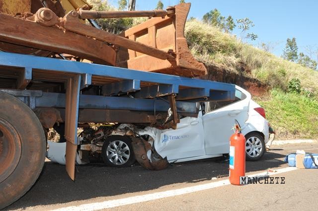 Foto de Motorista fica preso as ferragens em acidente