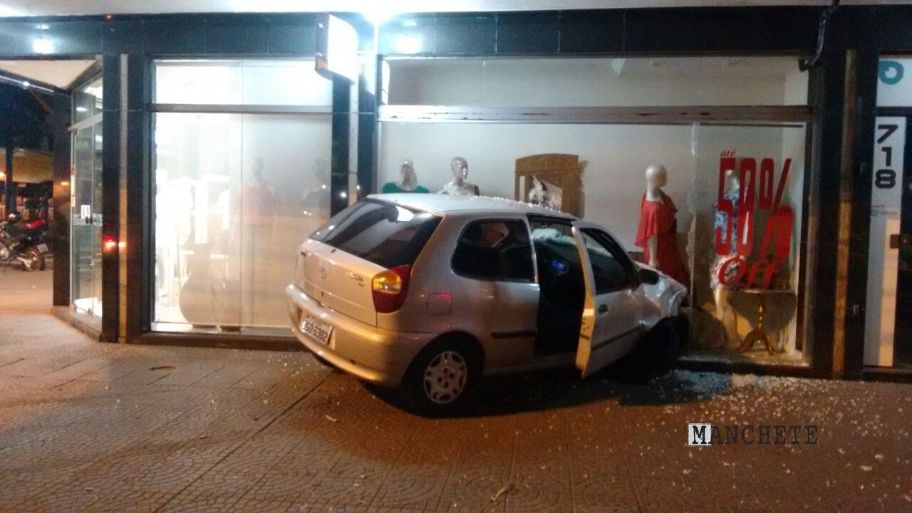Foto de Invadiu loja de roupas