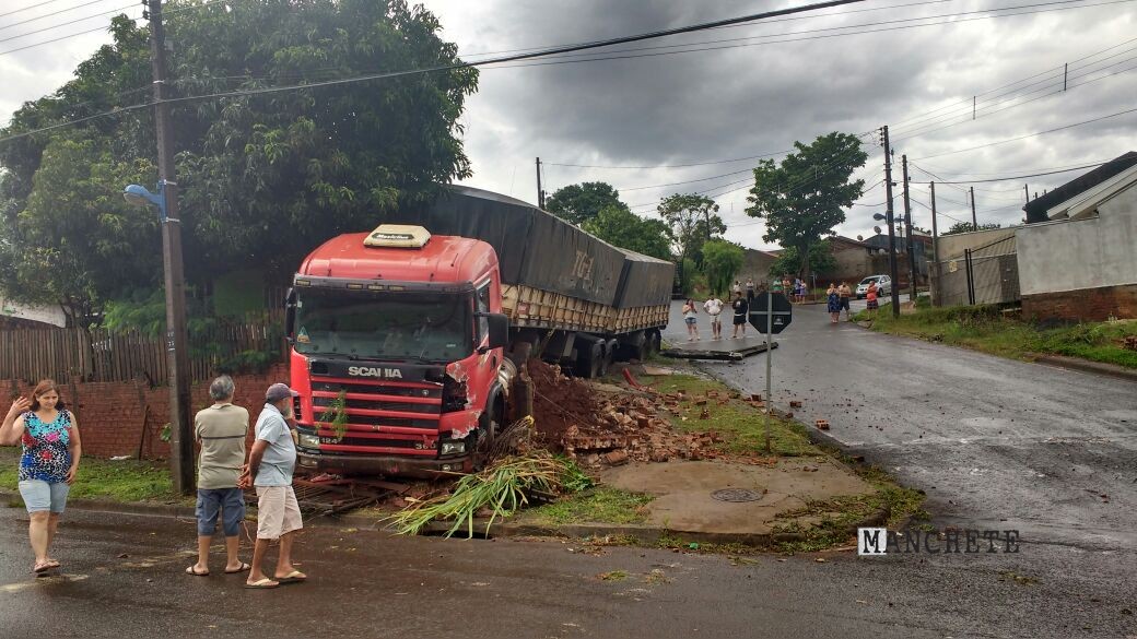 Foto de Carreta perde o controle e invade casa