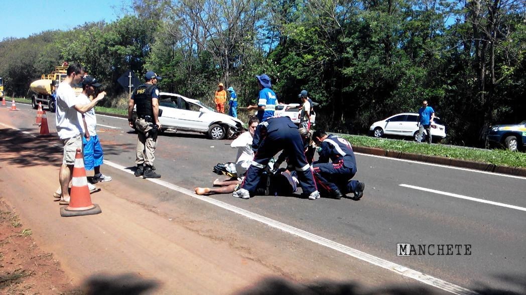 Foto de Motorista é arremessado para fora do veículo após capotar