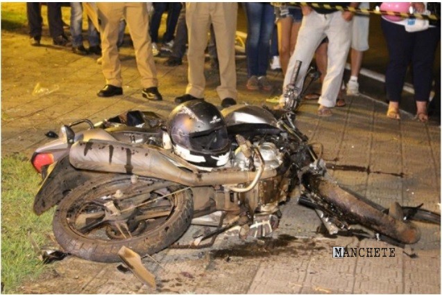 Foto de Motociclista bate em árvore e morre na hora