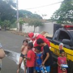 Agentes de trânsito fazem entrega de presentes de Natal 5 agentes 4 Agentes de trânsito fazem entrega de presentes de Natal