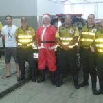 Agentes de trânsito fazem entrega de presentes de Natal 3 agentes 5 Agentes de trânsito fazem entrega de presentes de Natal