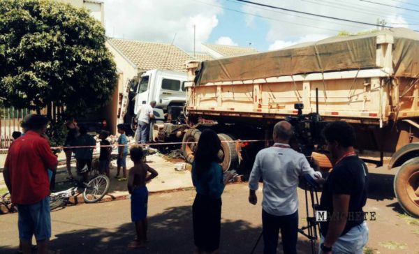 Foto de Carreta sem controle invade residência