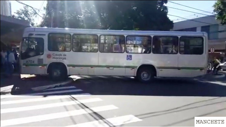 Foto de Motorista perde o controle de ônibus e quase invade loja no centro de Maringá