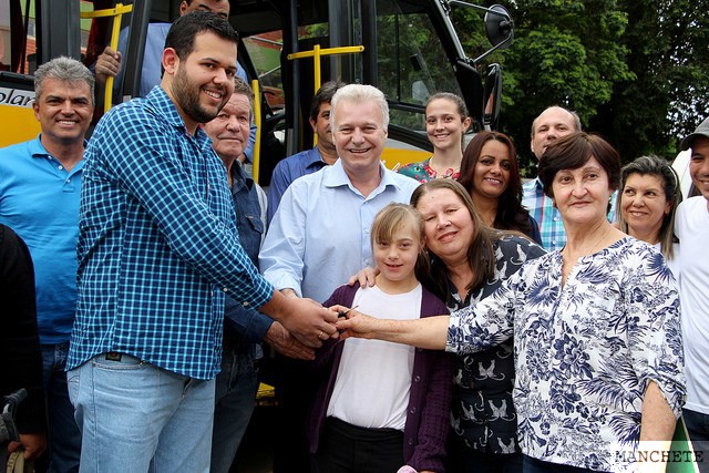 Foto de Ônibus adaptado para Apae de Santo Inácio