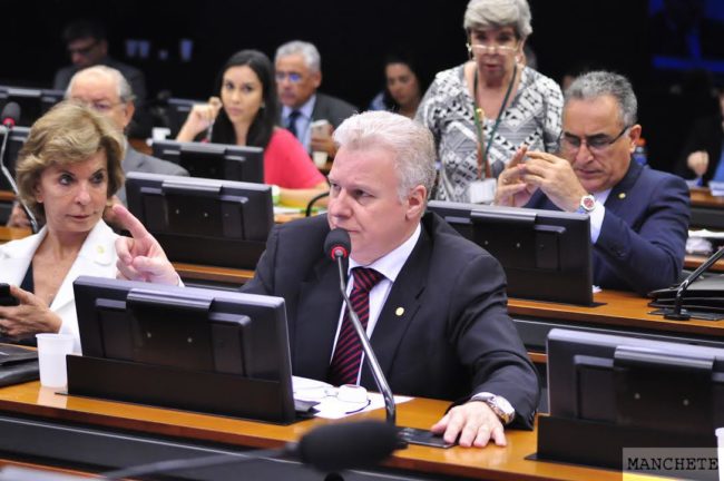 Foto de Edmar Arruda comemora auxílio às Santas Casas