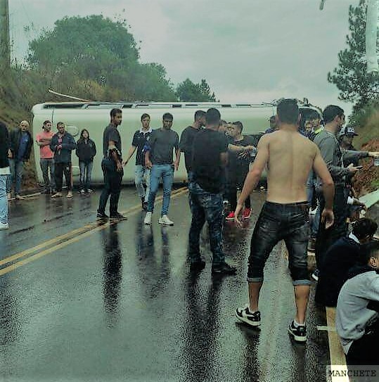 Foto de Ônibus do time do Iraty sofre acidente a caminho de Maringá