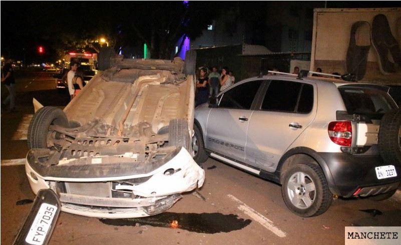 Foto de Mulher embriagada e sem habilitação capota veículo em Maringá