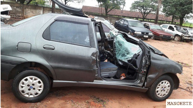 Foto de Mulher morre após carro colidir em caminhonete e cair em ribanceira