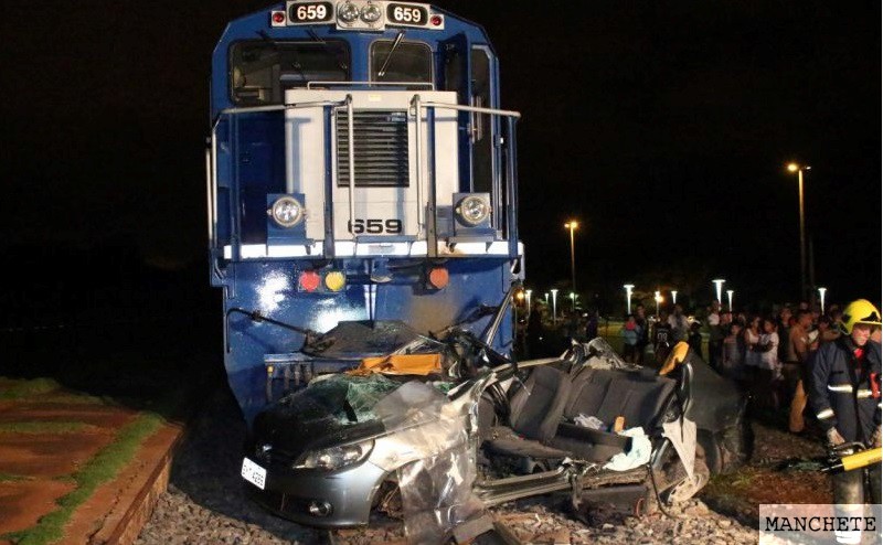 Foto de Três pessoas ficam feridas após locomotiva atingir veículo