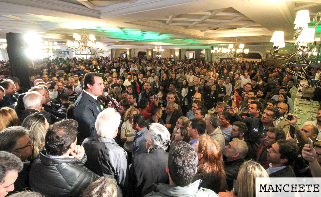 Foto de 220 prefeitos fecham com Ratinho Jr