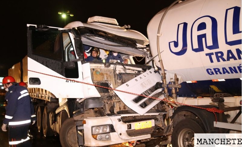 Foto de Motorista fica ferido em acidente com duas carretas em Sarandi