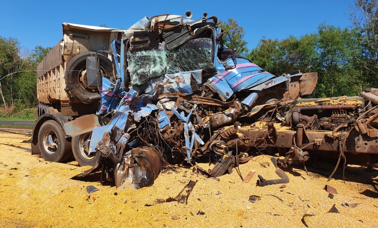 Motorista de carreta sofre grave acidente em rodovia 1 pr 317 Motorista de carreta sofre grave acidente em rodovia