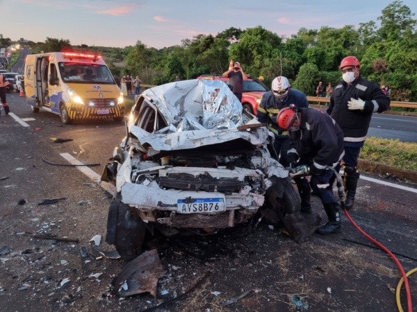 Duas pessoas morrem de acidente na tarde de sábado na rodovia BR-376 em Marialva 1 acidente br 376 1 Duas pessoas morrem de acidente na tarde de sábado na rodovia BR-376 em Marialva