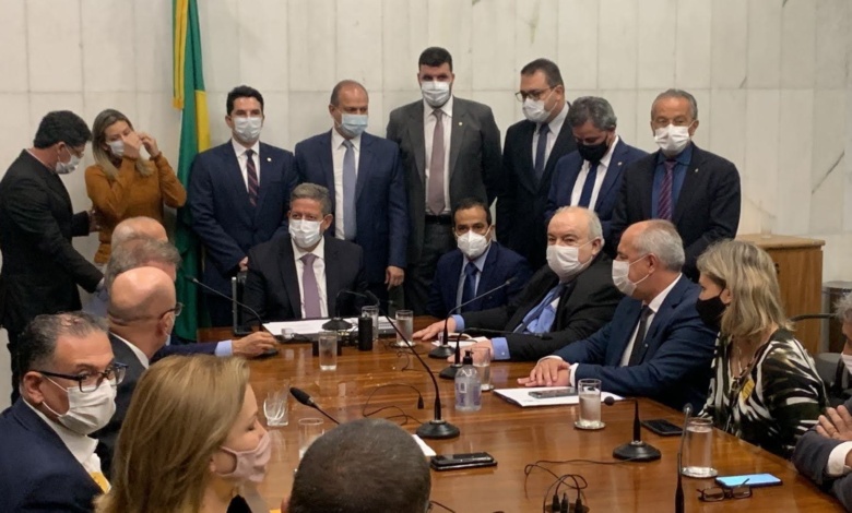 Reuniao Greca Rafael Greca propõe que União custeie gratuidade no transporte de idosos como forma de driblar crise