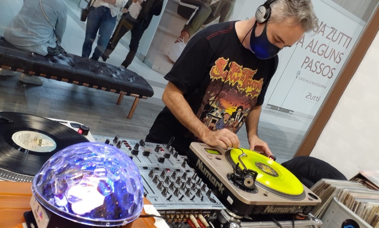 WhatsApp Image 2021 12 10 at 08.50.54 Viniltagem sorteia toca-discos em feira em Maringá