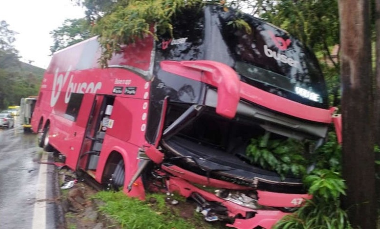 Colisão entre carro e ônibus deixa cinco mortos na BR-040, em Minas Gerais 1 acidente onibus Colisão entre carro e ônibus deixa cinco mortos na BR-040, em Minas Gerais