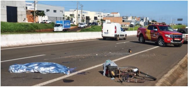 Ciclista é atropelado por carreta a caminho do trabalho 1 acidente contorno Ciclista é atropelado por carreta a caminho do trabalho