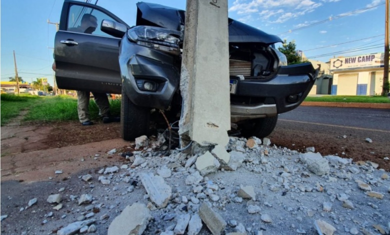 Motorista atinge poste com caminhonete após perder controle 1 acidente caminhonete Motorista atinge poste com caminhonete após perder controle