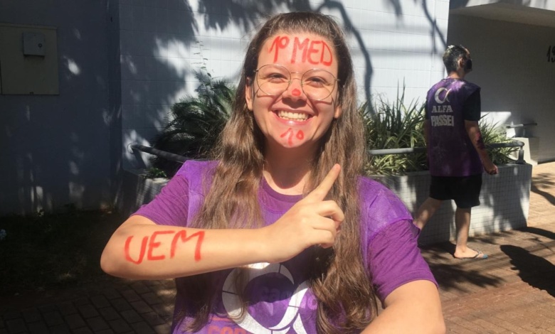 Maringaense de 24 anos é a primeira colocada no Vestibular 2021 da UEM 1 Milena Babugia Pinto Maringaense de 24 anos é a primeira colocada no Vestibular 2021 da UEM