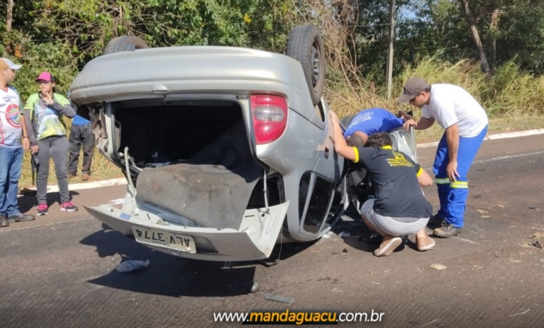 Motorista fica ferida após capotamento entre Mandaguaçu e Iguatemi 1 acidente mandaguacu Motorista fica ferida após capotamento entre Mandaguaçu e Iguatemi