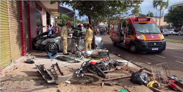 Motorista em alta velocidade bate em quatro veículos em Maringá 1 acidente Motorista em alta velocidade bate em quatro veículos em Maringá