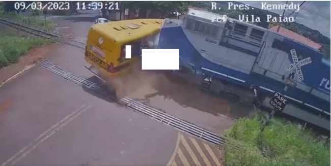Acidente entre ônibus escolar e trem deixa duas crianças mortas e vários feridos 2 acidente locomotiva 1 Acidente entre ônibus escolar e trem deixa duas crianças mortas e vários feridos
