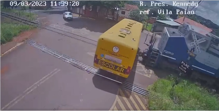 Acidente entre ônibus escolar e trem deixa duas crianças mortas e vários feridos 1 acidente locomotiva Acidente entre ônibus escolar e trem deixa duas crianças mortas e vários feridos