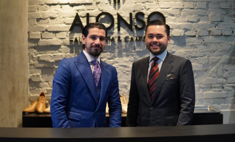 Terno e gravata: looks minimalistas e sóbrios são tendência para moda masculina em 2023 1 thumbnail alexandre e alonso2 1 Terno e gravata: looks minimalistas e sóbrios são tendência para moda masculina em 2023