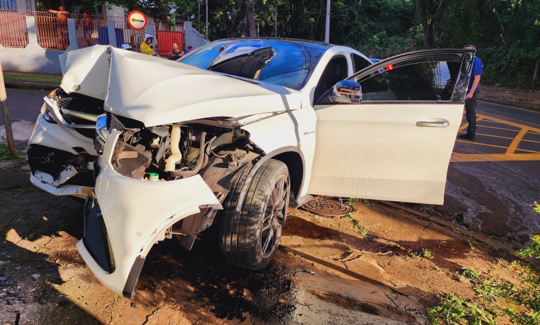 Motorista com carro de luxo causa acidente após fugir da polícia em Maringá 1 acidente motorista embriagado Motorista com carro de luxo causa acidente após fugir da polícia em Maringá