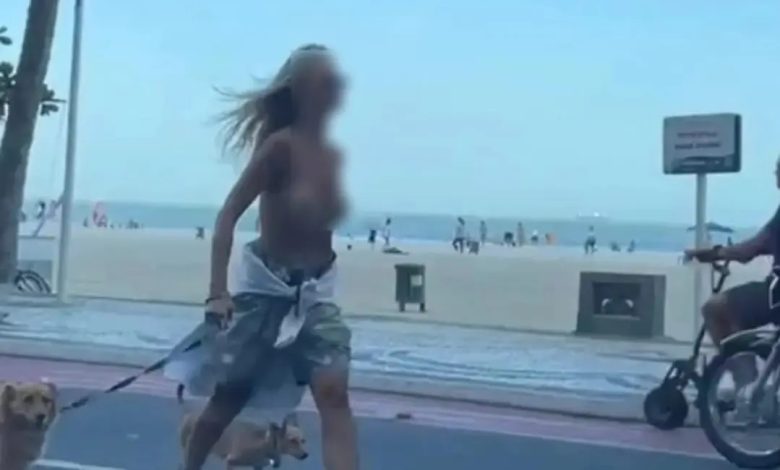 Mulher é presa por fazer topless durante caminhada com cachorros em Balneário Camboriu 1 nua Mulher é presa por fazer topless durante caminhada com cachorros em Balneário Camboriu
