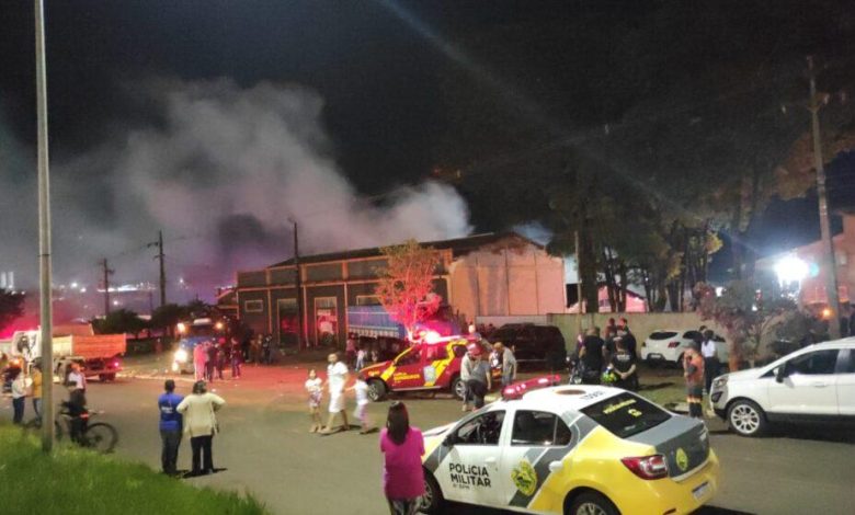 Incêndio destrói parte de empresa de pneus 1 incendio mandaguari Incêndio destrói parte de empresa de pneus