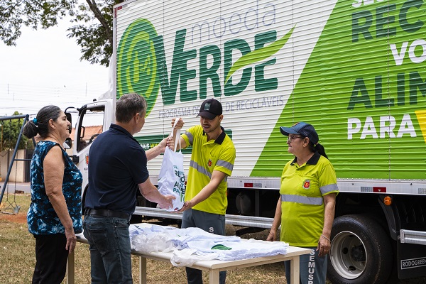 Para incentivar descarte correto, Prefeitura promove ′Moeda Verde′, ′Óleo Zero′ e ′Maringá Recicla′ 1 reciclagem 2 Para incentivar descarte correto, Prefeitura promove ′Moeda Verde′, ′Óleo Zero′ e ′Maringá Recicla′