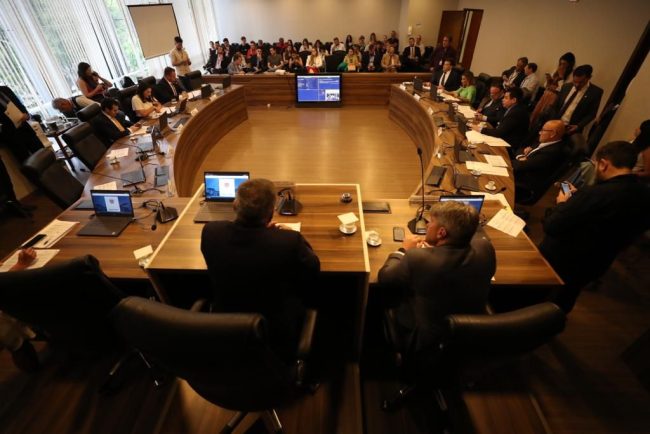 Sob a presidência do deputado Jacovós, Comissão de Justiça aprova importantes projetos ao Paraná 2 CCJ Sob a presidência do deputado Jacovós, Comissão de Justiça aprova importantes projetos ao Paraná