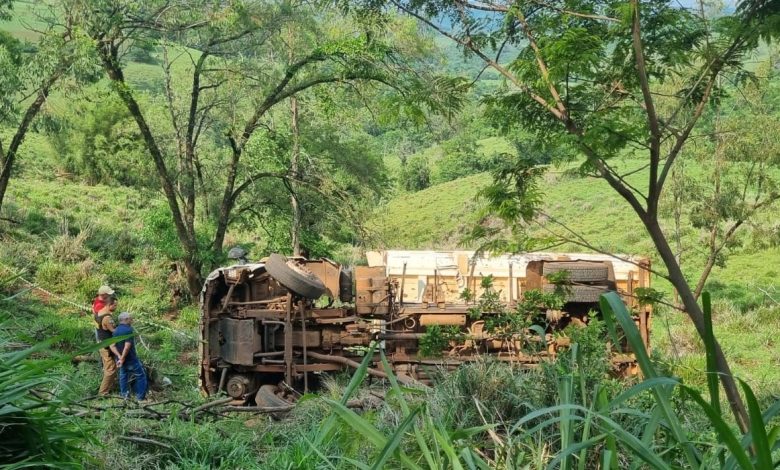 Motorista da Prefeitura de Mandaguari morre em acidente 1 acidente caminhao 1 Motorista da Prefeitura de Mandaguari morre em acidente