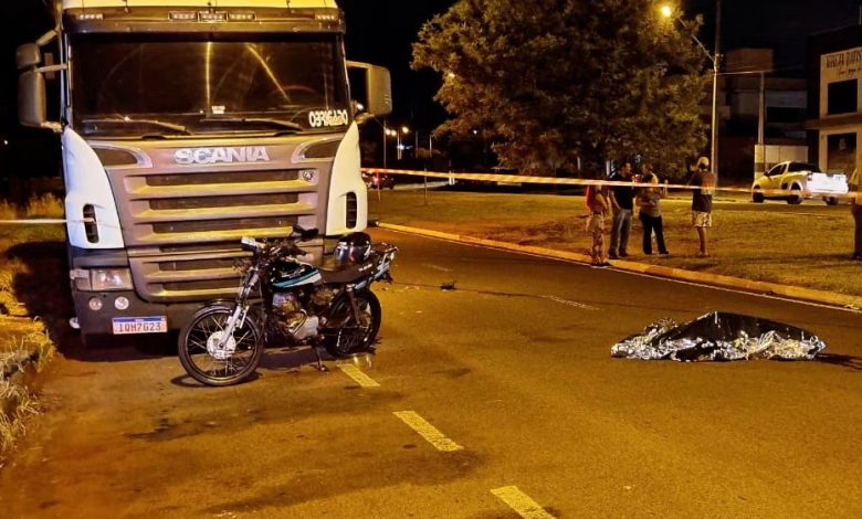 Motociclista colide contra carreta estacionada 1 acidente moto Motociclista colide contra carreta estacionada