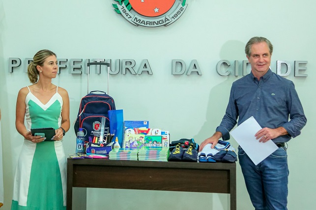 Prefeito Ulisses Maia apresenta kit escolar e uniformes da rede municipal de ensino 1 ulisses uniforme Prefeito Ulisses Maia apresenta kit escolar e uniformes da rede municipal de ensino