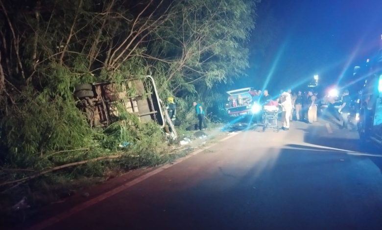 Três pessoas morrem e 19 ficam feridas após micro-ônibus tombar no interior do PR 1 WhatsApp Image 2024 04 01 at 06.15.36 Três pessoas morrem e 19 ficam feridas após micro-ônibus tombar no interior do PR