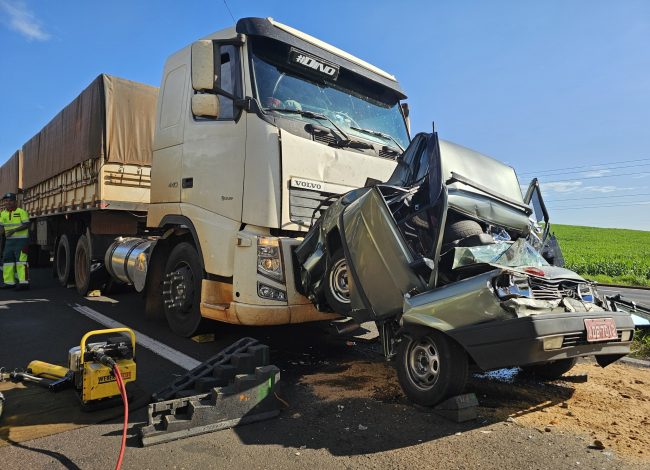 Motorista morre após veículo ser esmagado por carreta na rodovia 1 acidente e1713913512117 Motorista morre após veículo ser esmagado por carreta na rodovia