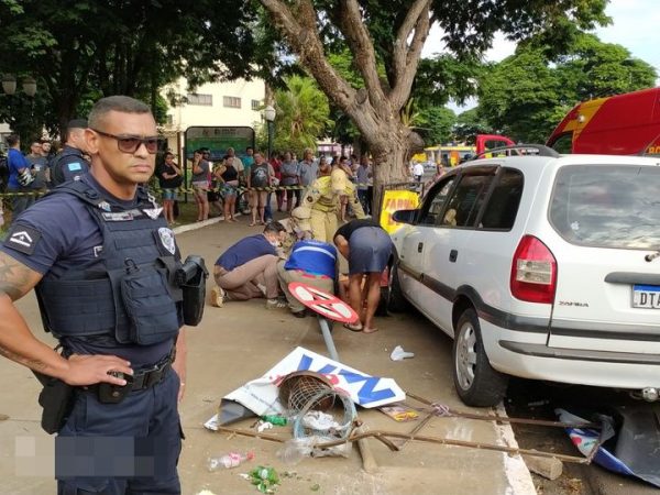 Motorista atropela mãe e filha em cima da calçada no centro de Sarandi 2 acidente Motorista atropela mãe e filha em cima da calçada no centro de Sarandi