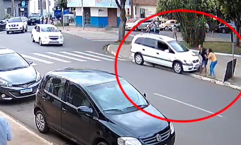 Motorista atropela mãe e filha em cima da calçada no centro de Sarandi 1 acidente atropelamento Motorista atropela mãe e filha em cima da calçada no centro de Sarandi