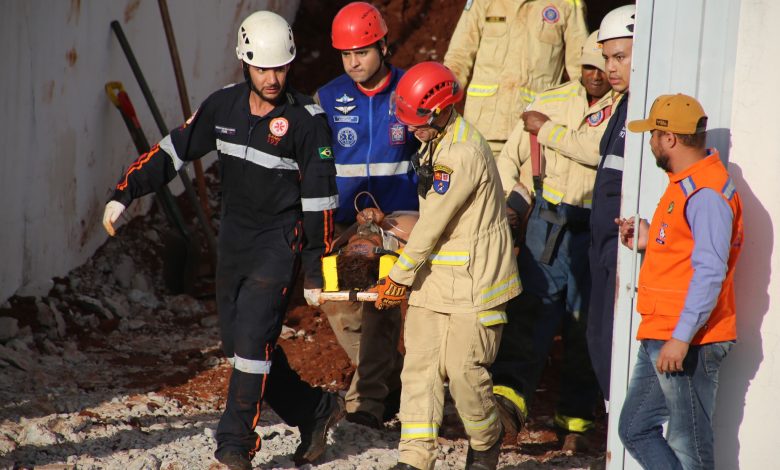 Rapaz de 24 anos morre soterrado e o outro parente fica gravemente ferido ao tentar salvá-lo 1 acidente de trabalho Rapaz de 24 anos morre soterrado e o outro parente fica gravemente ferido ao tentar salvá-lo